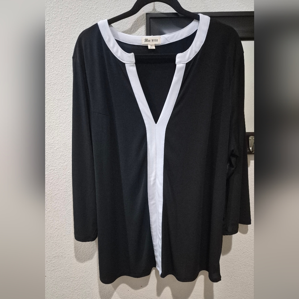 Blue Mood Black & White Contrast V-Neck Tunic Top  Size 2X. EUC